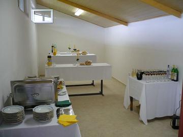 Klubovňa-pohostenie pre tých, Klubovňa-pohostenie pre tých,