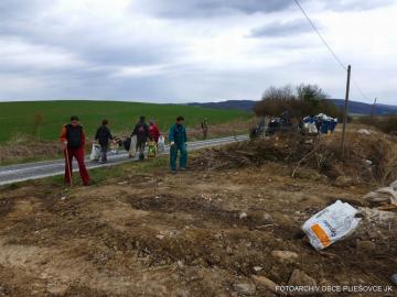 Jarná obecná brigáda - 14.04.2012 Jarná obecná brigáda - 14.04.2012