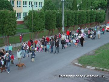 Lampiónový sprievod - 01.06.2012 Lampiónový sprievod - 01.06.2012