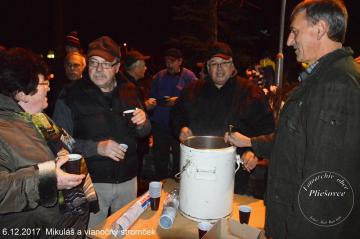 Rozsvietenie stromčeka - 06.12.2017 Rozsvietenie stromčeka - 06.12.2017