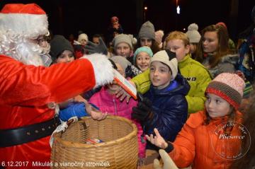 Rozsvietenie stromčeka - 06.12.2017 Rozsvietenie stromčeka - 06.12.2017