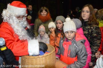 Rozsvietenie stromčeka - 06.12.2017 Rozsvietenie stromčeka - 06.12.2017