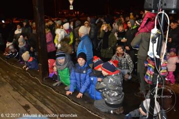 Rozsvietenie stromčeka - 06.12.2017 Rozsvietenie stromčeka - 06.12.2017