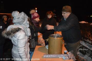 Rozsvietenie stromčeka - 06.12.2017 Rozsvietenie stromčeka - 06.12.2017